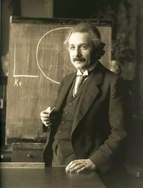 آلبرت اینشتین در ۴۱ سالگی