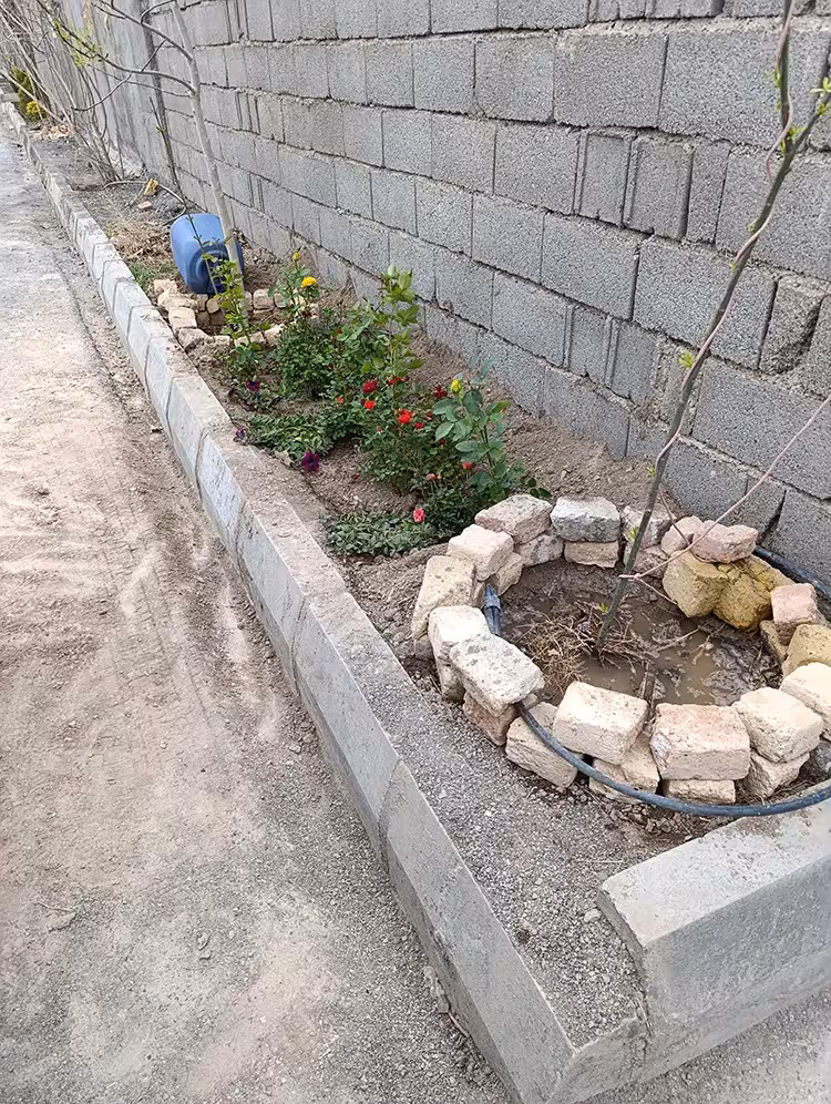 گل‌کاری دم در باغ